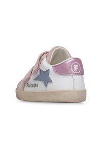Chaussure pour enfants blanche avec un accent en étoile rose, un onglet au talon en daim et une bande Velcro. Dispose d'une semelle en caoutchouc et d'un design texturé.