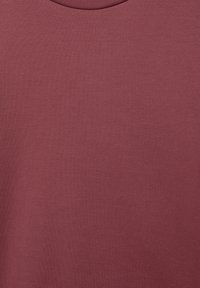 Weinrot Baumwoll-T-Shirt mit rundem Ausschnitt und glatter Textur, das ein gleichmäßiges, einheitliches Stoffmuster aufweist.