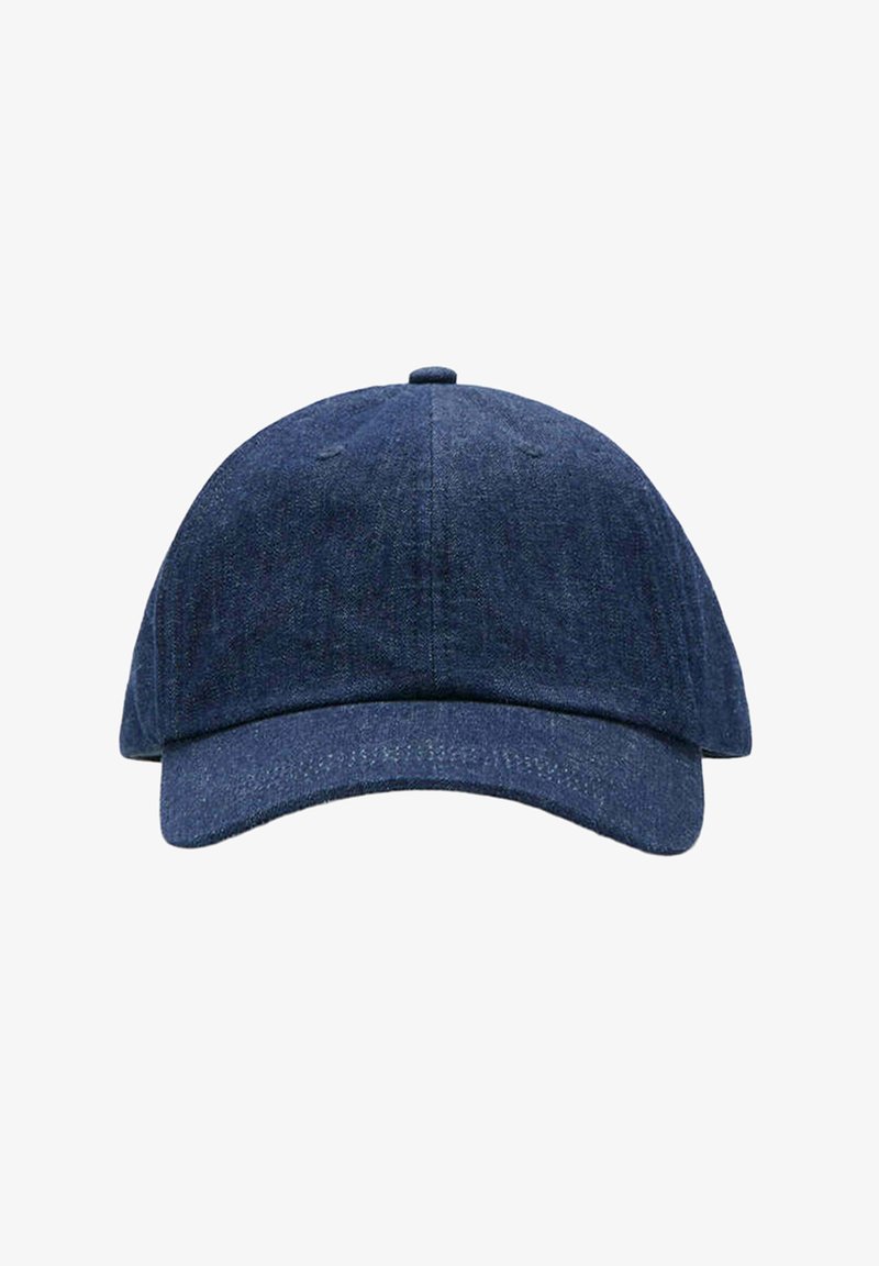 Casquette de baseball bleu en denim avec une visière incurvée et un bouton sur le dessus, vue de face sur fond blanc.