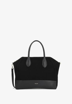 Černá kožená a semišová kabelka s dvojitými uchy a odnímatelným popruhem. Obsahuje hladký spodní panel a decentní logo.
