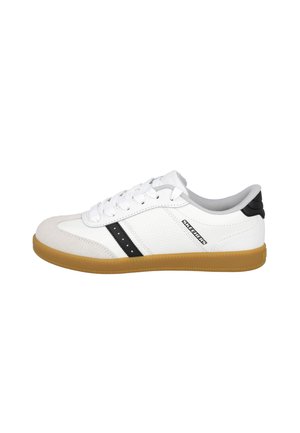 Zapatilla Skechers blanca y gris con rayas negras y suela de goma, vista lateral, diseño con cordones y cuello acolchado para mayor comodidad.