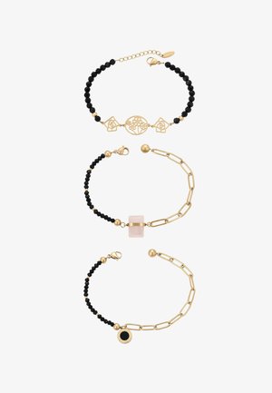 Trzy bransoletki z złotych i czarnych koralików; jedna z kwiatowymi i domowymi zawieszkami, jedna z centralnym kwadratowym kamieniem oraz jedna z okrągłą czarną zawieszką.