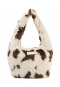 Sac à main en fausse fourrure avec une base blanche et un motif à taches marron. Il dispose d'une poignée large et courbée ainsi que d'une petite étiquette de marque sur un côté.