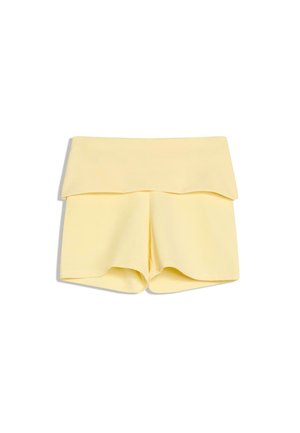 Shorts taille haute jaune clair avec une large ceinture repliée, posés à plat sur un fond blanc.