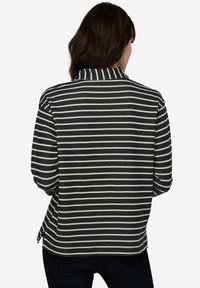 Camicia a maniche lunghe con righe orizzontali blu navy e crema, colletto e vestibilità rilassata con spacchi laterali all'orlo.