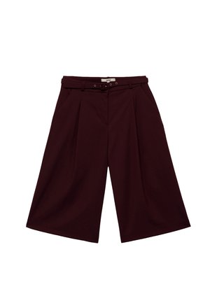 Bordeaux wijde broek met plooien, riemlussen, een knoop- en ritsluiting, en twee zijzakken. Glad stofoppervlak.