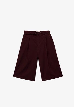 Bordeaux wijde broek met plooien, riemlussen, een knoop- en ritsluiting, en twee zijzakken. Glad stofoppervlak.