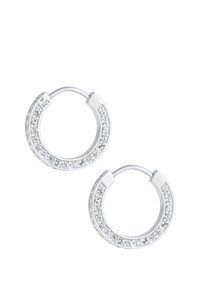 Orecchini a cerchio in argento con una finitura liscia, caratterizzati da una fila di cristalli trasparenti lungo il bordo esterno. Metallo lucido con una texture brillante.