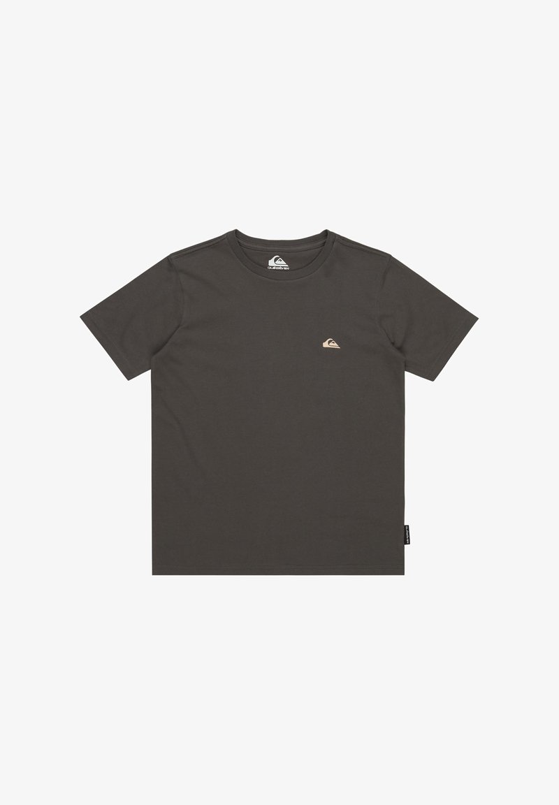 Tmavě zelené tričko s krátkým rukávem vyrobené z bavlny. Obsahuje malou světle hnědou nášivku na levé části hrudi. Klasický design s kulatým výstřihem. Jednoduché a jednobarevné.