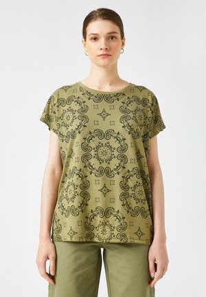 Olivengrøn kortærmet T-shirt med et sort paisley-mønster og blomsterdesign, lavet af blødt stof med en afslappet pasform.