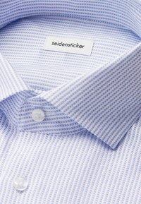 Blauw-wit gestreepte button-up shirt met een zachte textuur, voorzien van een geweven patroon en een label met de tekst "seidensticker" aan de binnenkant van de kraag.