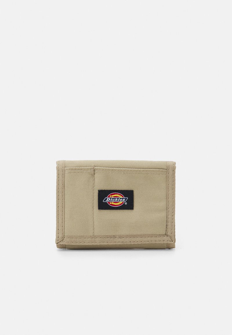 Beige stofflommebok med en brettet design. Har et svart Dickies-logo lapp på forsiden, med synlige sømmer.