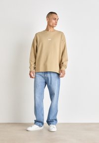 HUGO NAVIU - Melegítőfelső - medium beige