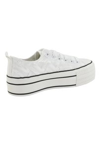 Sneaker platform bianchi con tomaia in tessuto testurizzato, punta rotonda, suola in gomma bianca piatta e dettagli a strisce nere lungo la base.