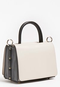 Strukturovaná kabelka v krémové a tmavě šedé barvě, vyrobená z hladké kůže. Disponuje zaoblenými uchy, kovovými doplňky a dekorativními hroty.