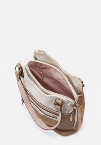 Bolso de hombro en beige claro y marrón claro con múltiples compartimentos, que cuenta con un forro rosa, un bolsillo con cremallera y acentos de metal.