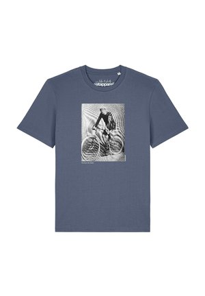 Blaues kurzärmeliges T-Shirt mit schwarz-weißem Vintage-Radfahrer-Motiv, der die Nummer 24 trägt, und dem Text "No Gears. No Limits." vorne.