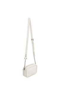 Bjela pravokutna crossbody torba s glatkom teksturom, koja ima odvojivi kožni remen i lančane detalje. Zatvaranje na munje duž gornjeg dijela.