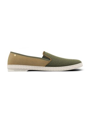 Legerlicher Slipper mit olivgrünem Mesh vorne, braunem Stoff hinten und weißer gemusterter Sohle, von der Seite auf weißem Hintergrund gezeigt.