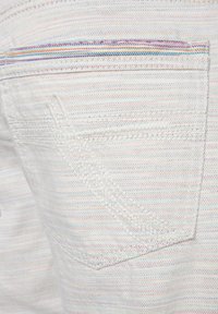 Tissu en denim blanc avec de subtils rayures horizontales arc-en-ciel, comportant une poche arrière avec un design brodé et des lignes épurées.