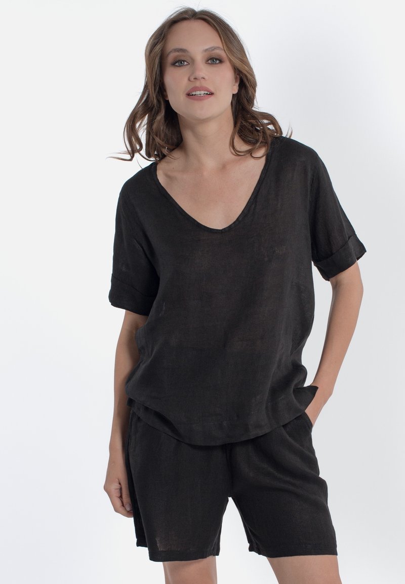 Top corto a maniche corte in lino nero con scollatura a V e vestibilità rilassata, abbinato a pantaloni corti in lino nero coordinati. Texture liscia e design minimal.