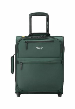 Valise à roulettes verte avec poignée rétractable, compartiments zippés et roues robustes. Possède une texture lisse et un logo à l'avant.