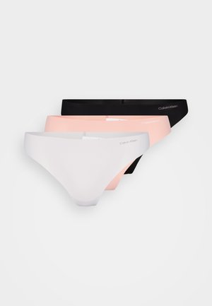 Drie paar Calvin Klein damesstringetjes: één zwart, één perzikkleurig en één wit. Gladde stof met elastische taillebanden; minimale merkidentificatie is zichtbaar.