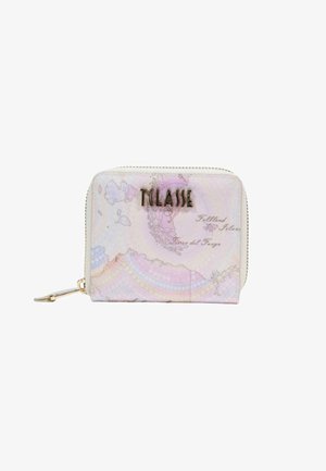 Pequeña cartera con cremallera con estampado de mapa en tonos pastel claros, logotipo "T CLASSE" en tono dorado y tirador de cremallera dorado sobre fondo blanco.