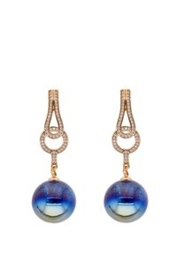 Boucles d'oreilles en ton or présentant un design circulaire avec un sommet étincelant incrusté de diamants et un grand pendentif en forme d'orb irisé bleu.
