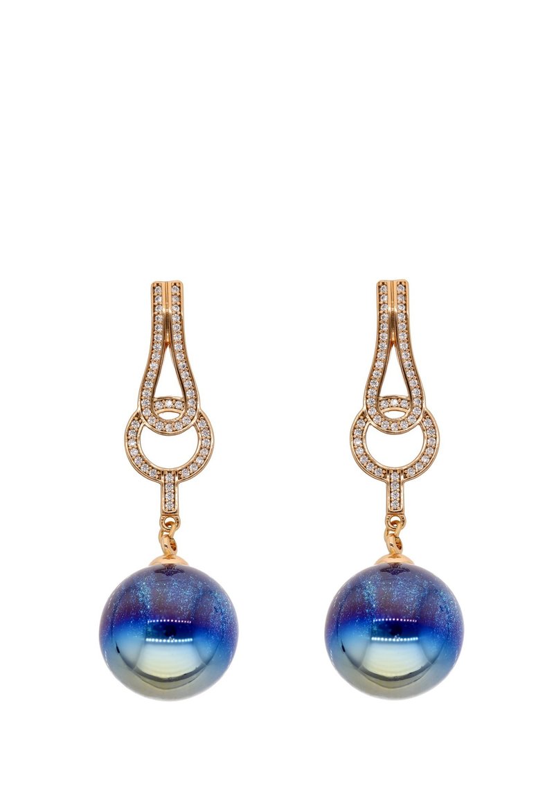 Boucles d'oreilles en ton or présentant un design circulaire avec un sommet étincelant incrusté de diamants et un grand pendentif en forme d'orb irisé bleu.