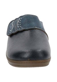 Vista frontale di una scarpa nera slip-on con una fascetta blu navy decorata con piccole borchie argento e cuciture bianche.