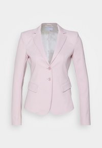 Světle růžový blazer s upraveným střihem, jednořadovým zapínáním, dvěma předními kapsami a klopovými límci, vyrobený z hladkého materiálu.