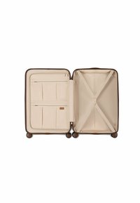 Bruine koffer met een stevige, gladde buitenkant. Van binnen heeft hij een licht beige voering, ritszakken en elastische banden om de inhoud veilig te bevestigen.