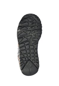 Suela de zapato de goma negra con un patrón de banda de rodadura multidireccional, que presenta surcos en forma de flecha y un diseño que no deja marcas para diversas superficies.