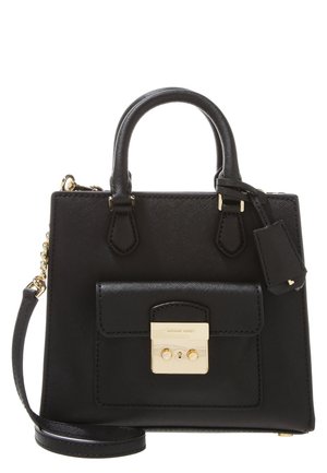 Sac à main en cuir noir avec poignées supérieures, poche avant avec serrure dorée et bandoulière amovible avec détail chaîne dorée.