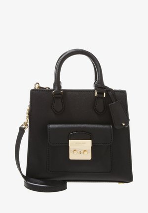 Sac à main en cuir noir avec poignées supérieures, poche avant avec serrure dorée et bandoulière amovible avec détail chaîne dorée.