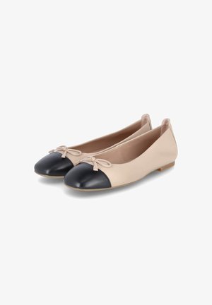 Ballerines avec une tige en cuir beige, un bout en cuir noir orné d'un nœud, et une semelle plate en caoutchouc.