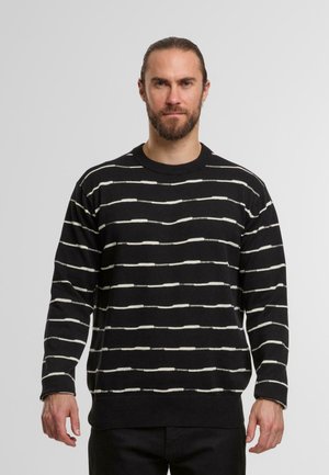 Schwarzer Pullover mit weißen horizontalen Streifen, runder Ausschnitt, langen Ärmeln und gerippten Bündchen und Saum. Hergestellt aus strukturiertem Strickmaterial.