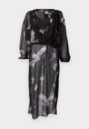 Durchsichtiges schwarzes Kleid mit Wickeldesign, verziert mit Vogelmustern in sanften Farben, langen Ärmeln und verstellbaren Bindebändern in der Taille.