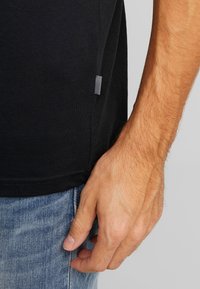 Solid SDGAYLIN - Pamata T-krekls - black