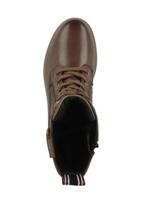 Bota de tobillo de cuero marrón con puntera redonda, diseño con cordones y acentos de rayas contrastantes en el talón. Superficie lisa, construcción duradera.