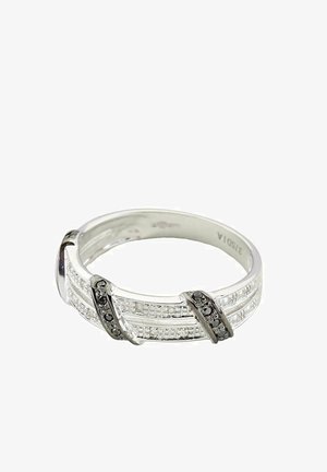 Sølvring med lagdelte bånd med klare og sorte sten. Glat tekstur med poleret overflade, der viser indviklede detaljer.