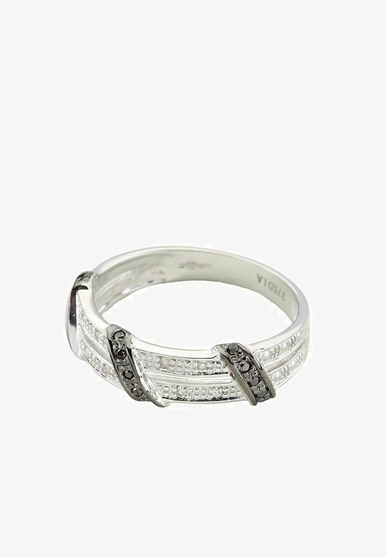 Srebrn prstan z večplastnimi pasovi, ki vsebuje prozorne in črne kamenčke. Gladka tekstura z sijočim zaključkom, ki prikazuje zapleteno bogato detajliranje.