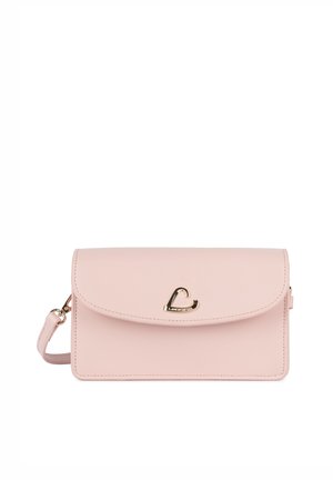 Pochette rectangulaire en cuir rose clair avec fermoir doré en forme de cœur et bracelet détachable, sur fond blanc.
