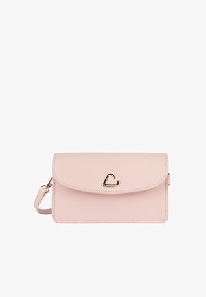 Pochette rectangulaire en cuir rose clair avec fermoir doré en forme de cœur et bracelet détachable, sur fond blanc.