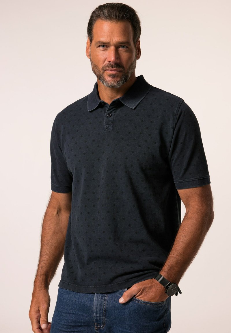 Námořnická polo košile s krátkými rukávy, strukturovaná jemným tečkovaným vzorem, obsahuje knoflíkovou légou a límec. Nosit s modrými džíny.