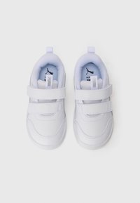Baskets blanches avec deux bandes Velcro, en matériau synthétique, bout rond, petit logo sur la languette et doublure intérieure rembourrée.
