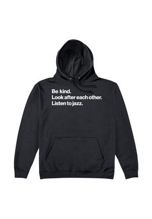 Sort hætte cardigan med en frontlomme og snoretræk i hætten. Hvid tekst på forsiden lyder: "Vær venlig. Tag dig af hinanden. Lyt til jazz."