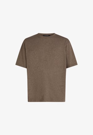 Brun bomulls t-shirt med kort ärm, rund hals och diskret logotypbrodyr på bröstet. Slät textur och avslappnad passform.