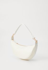 Sac hobo blanc avec un motif géométrique, fermeture éclair, et une courte bandoulière ajustable. Éléments métalliques et texture lisse.